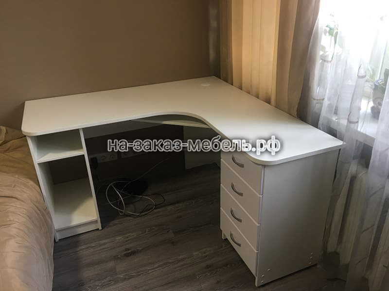 Белый угловой компьютерный стол